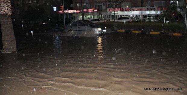 Ev ve iş yerlerini su bastı