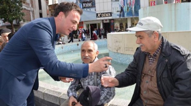 Su kıtlığına dikkat çekmek için pipetli etkinlik