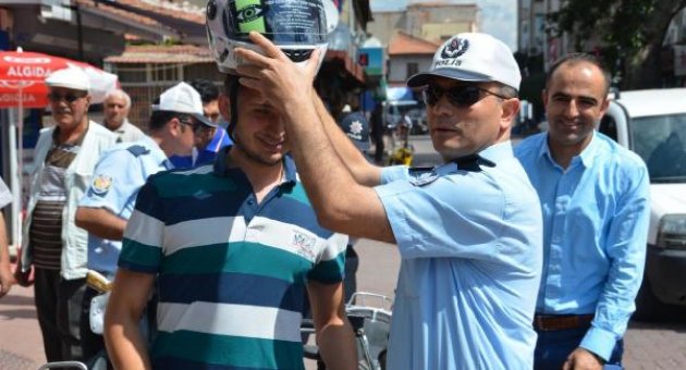 Sürücülere kask dağıltıldı