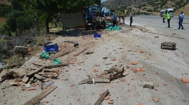 Takla atarak 15 metrelik şarampole yuvarlanan otomobilde 2 kişi yaraland