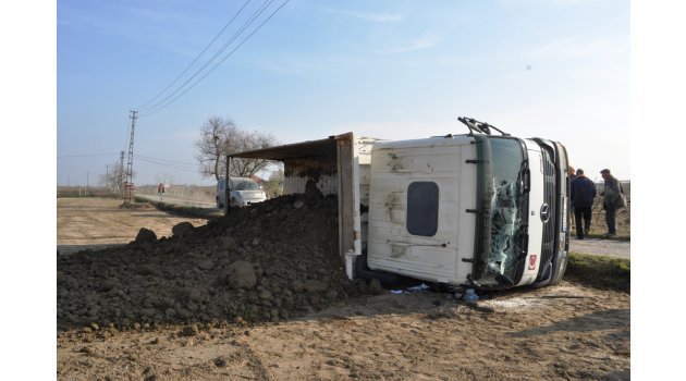 Tarlaya devrilen kamyonun şoförü yaralandı