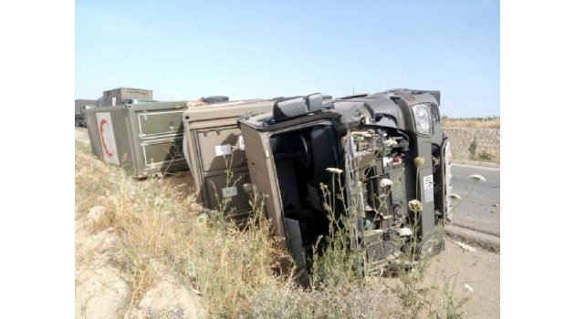 Tatbikattan dönen askeri TIR devrildi: 2 asker yaralı