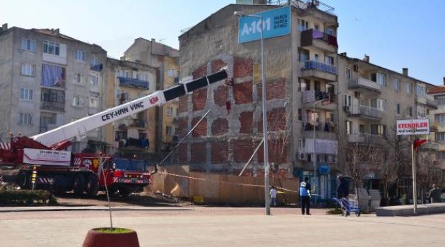 Üç gündür vinçle ayakta duruyor