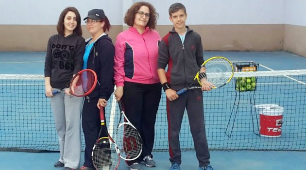 Tenis oynamayan kalmasın