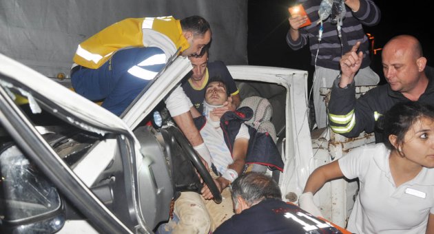 TIR’a arkadan çarpan kamyonet sürücüsü ağır yaralandı