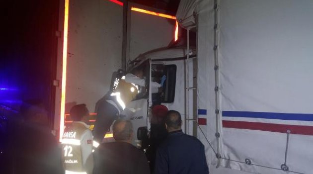 TIR'a arkadan çarpan kamyonun şoförü yaralandı