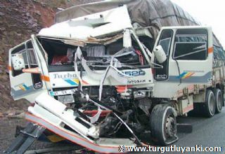Otomobille kamyon çarpıştı:1 ölü ,2 yaralı