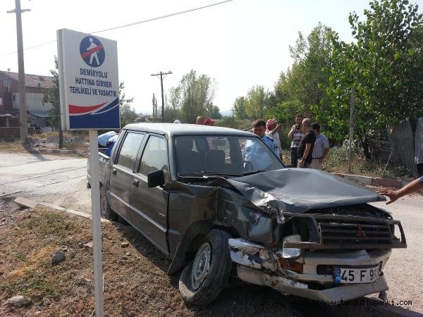 Tren kamyonete çarptı, mahalleli tepki gösterdi