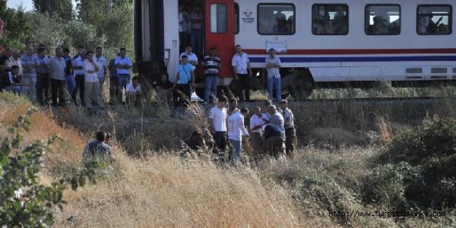 Trenin çarptığı otomobildeki 3 kişi yaşamını yitirdi
