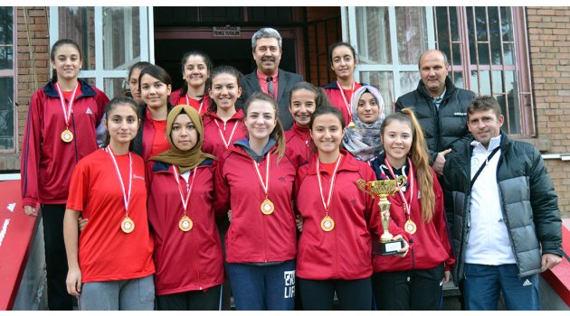 Turgutlu Lisesi kız voleybolda Manisa il şampiyonu