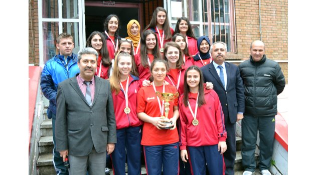 Turgutlu Lisesi kız voleybolde grup şampiyonu oldu