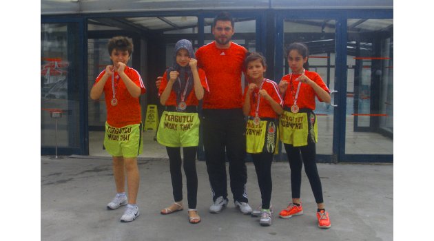 Turgutlu Muay Thai Spor Kulübü sporcuları madalyaları topladı