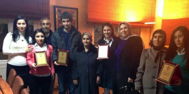 Turgutlu Uğur Dershanesi başarılı öğrencilerini plaketle ödüllendirdi