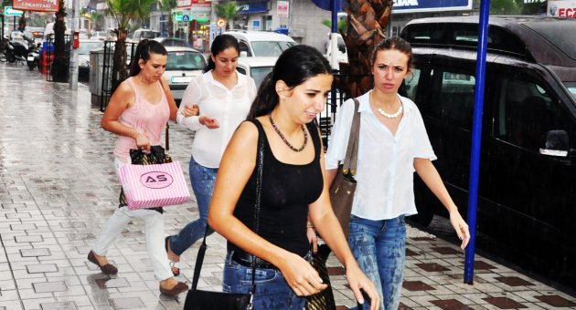 Turgutlu'da sağanak yağış etkili oldu