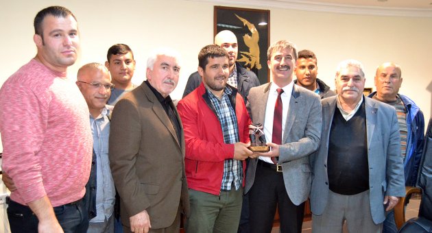Başkan Şirine kıspet hediye edildi