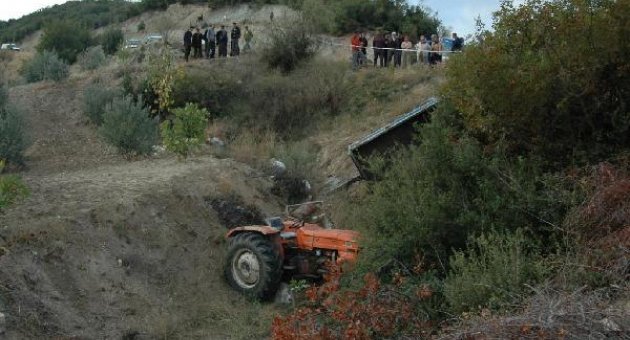 Uçuruma yuvarlanan traktörün altında öldü