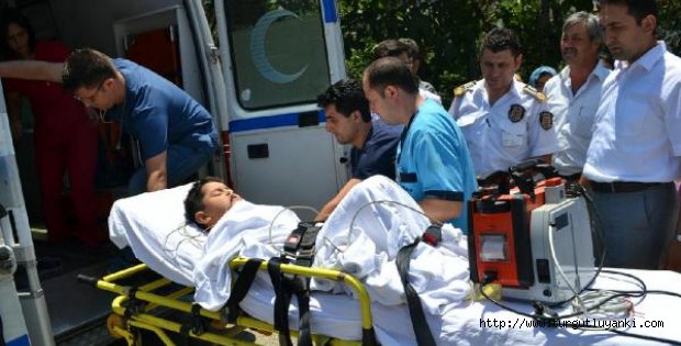 Biçerdöverin altında kalan çocuk ağır yaralandı