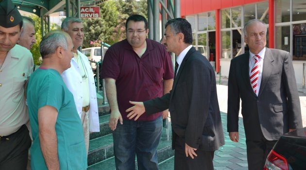 Vali Bektaş Anjiyo olan Ahmetli Kaymakamı Necmi Akman’ı hastanede ziyaret etti