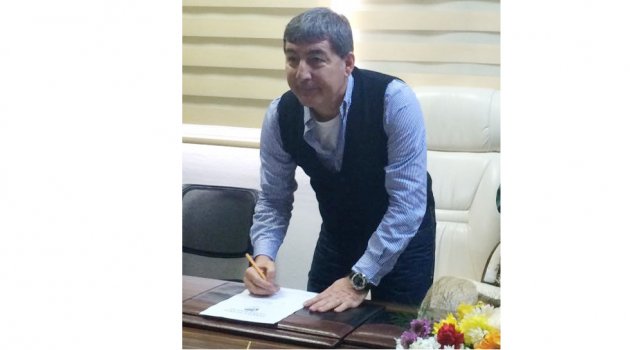  Ve imzayı attı
