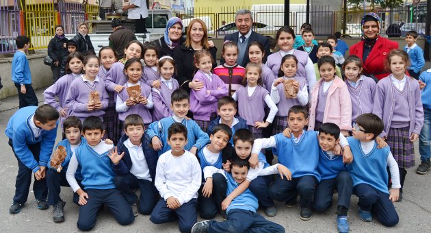 Velisi olduğu okulda çocukları sevindirdi