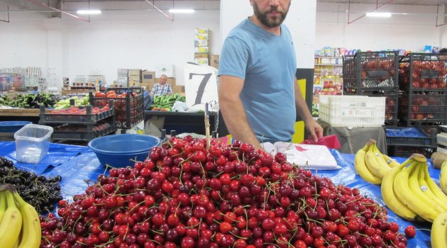 Vişne Cumartesi pazarı'nda
