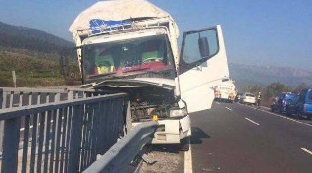 Yağını değiştirdiği kamyonun altında kaldı
