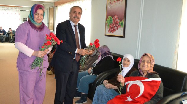 Yaşlılar Haftası etkinliğinde yaşlılara karanfil