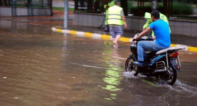 Yaz yağmuru hayatı olumsuz etkiledi