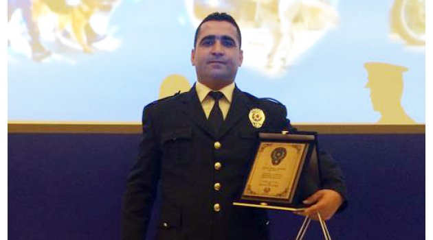 Yılın polisi vatandaşı dolandırılmaktan kurtardı