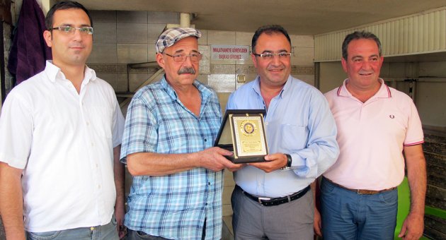 Dolmalık ekmek ustası plaketle onurlandırıldı