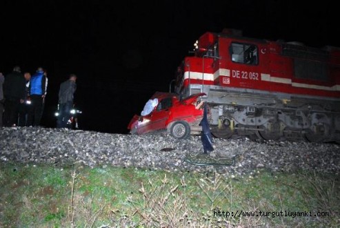 Yolcu treni, otomobile çarptı: 2 ölü