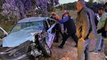 Otomobil ile traktör çarpıştığı kazada karı koca yaralandı