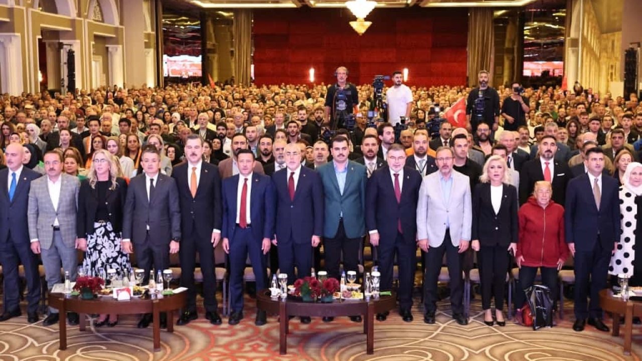 Bakan Işıkhan: "İzmir’in dağlarında çiçekler değil, çöp yığınları büyüyor"