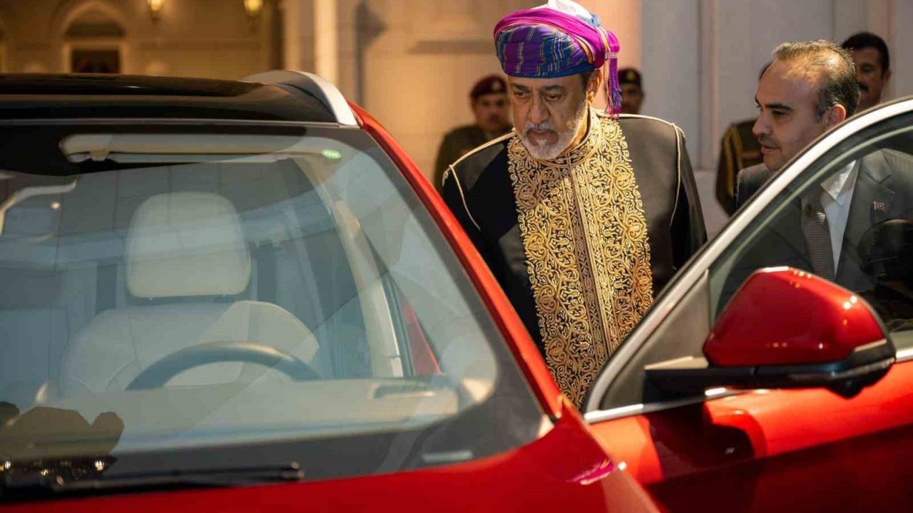 Bakan Kacır: "Anadolu kırmızısı Togg, Türkiye-Umman dostluğunun simgelerinden biri oldu"