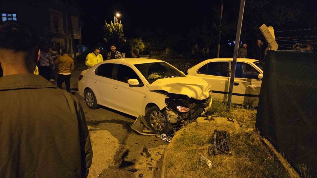 Başkent'te feci kaza: İki otomobil kafa kafaya çarpıştı, 2 yaralı