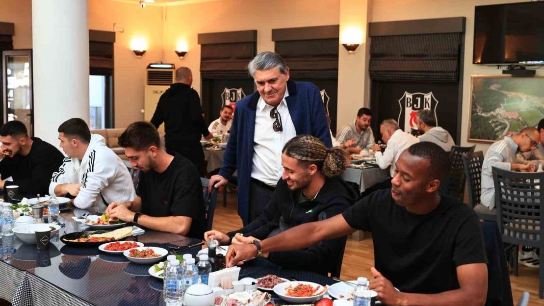 Beşiktaş Başkanı Serdal Adalı, Fenerbahçe derbisi öncesi futbol A takımıyla buluştu