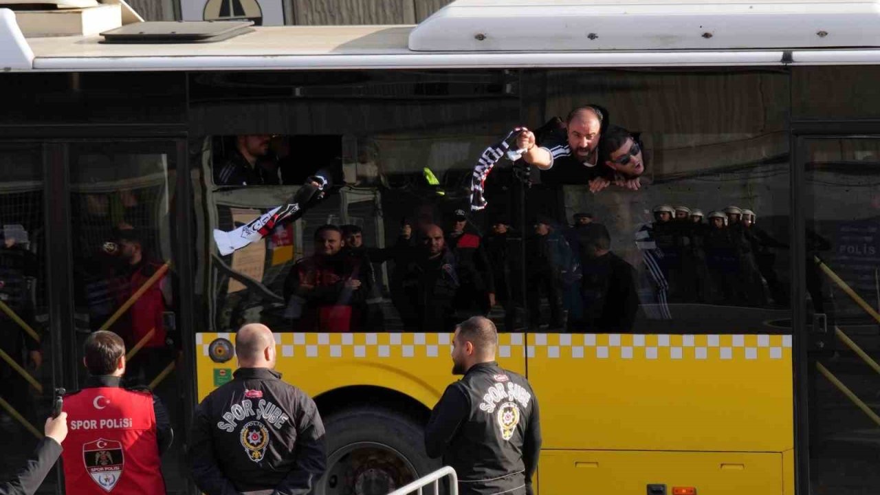Beşiktaş taraftarı stadyuma geldi