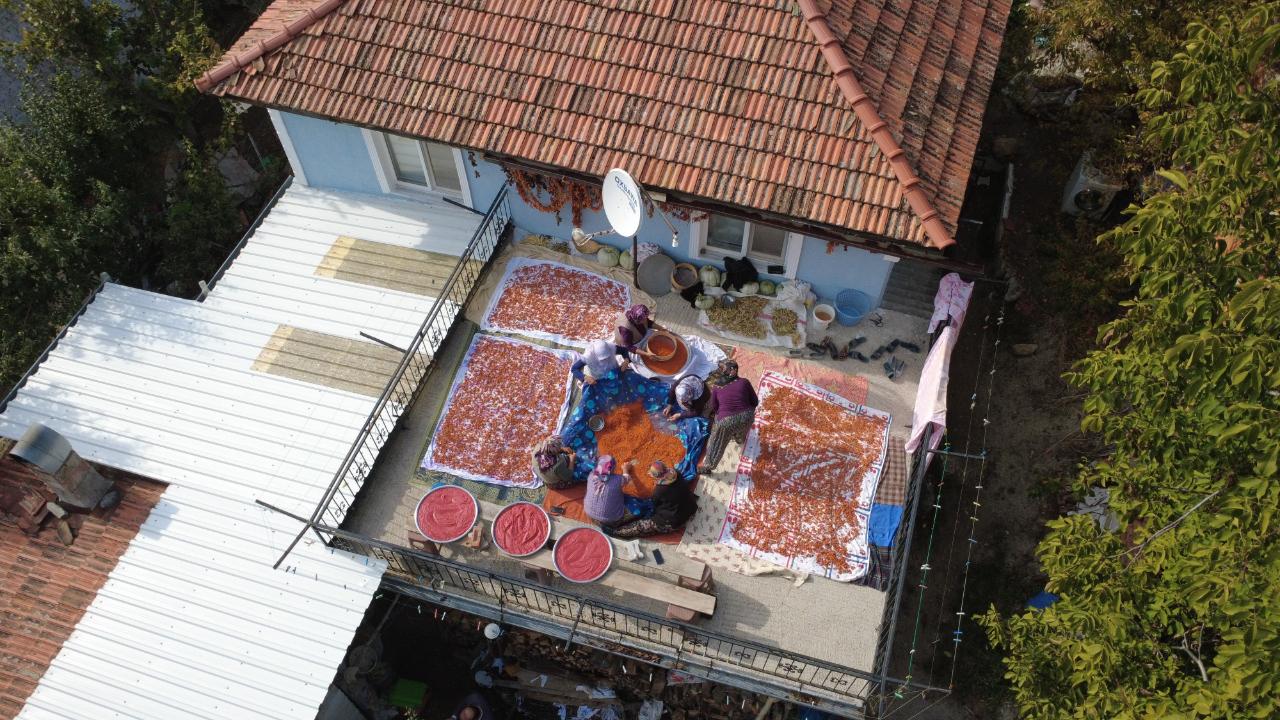 Demirci’de 16 Çeşit Sebzeyle Yapılan Şifalı Tarhana Kışa Hazırlanıyor