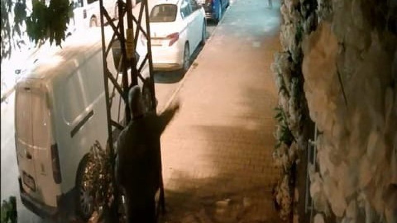 Kapalı olan kuaförün camlarına yumurta fırlattı