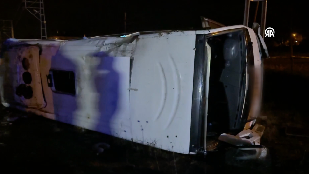 Kastamonu'da tur midibüsü devrildi: 25 yaralı