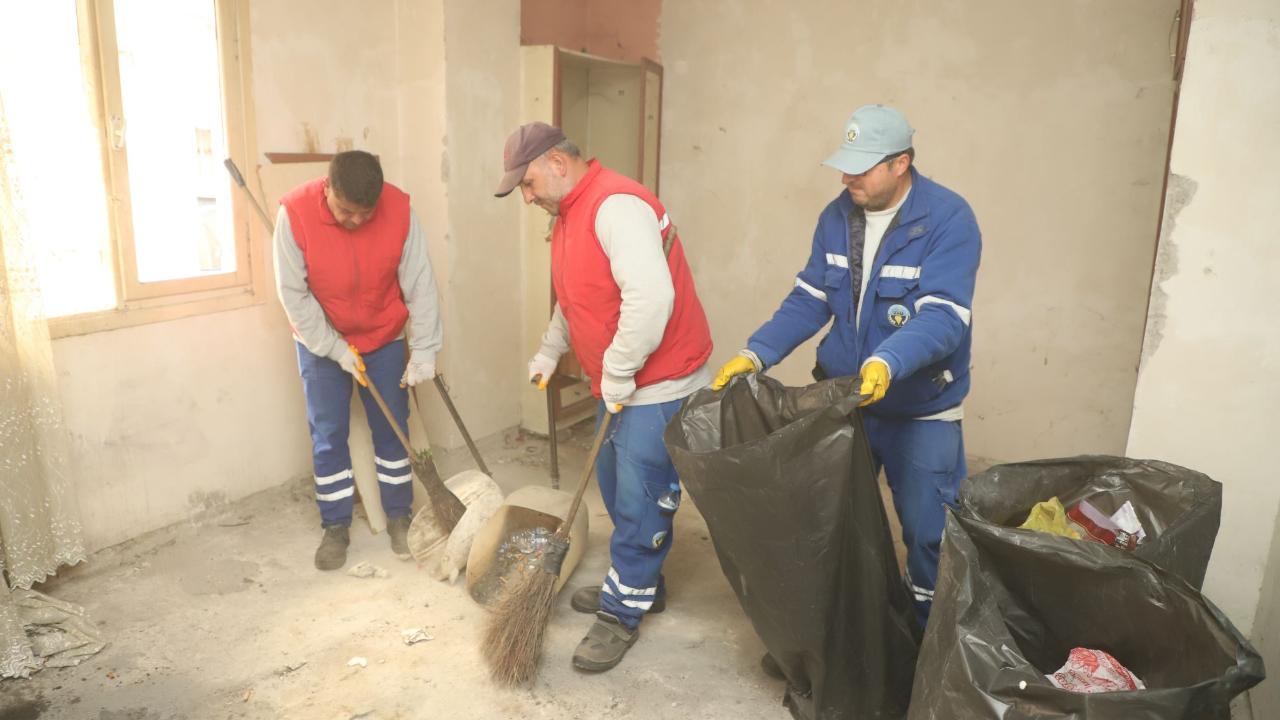 Kokudan durulmuyordu: Turgutlu'da çöp ev temizlendi!
