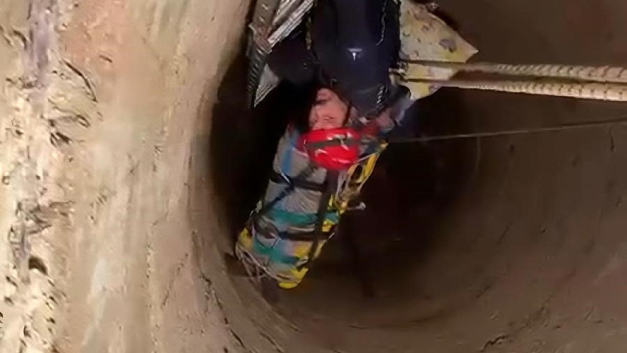 Komşu ilçede 12 metrelik kuyuya düştü: 80 yaşındaki amcayı itfaiye kurtardı