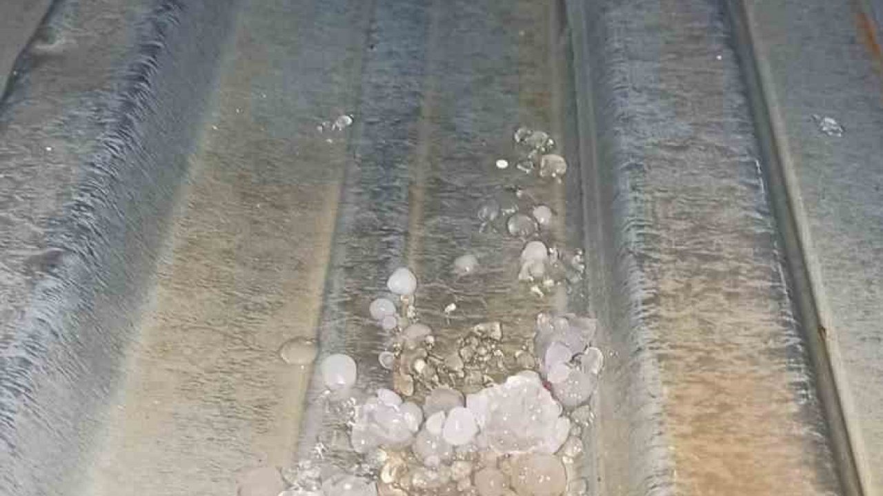 Manisa’da ceviz büyüklüğünde dolu yağdı!