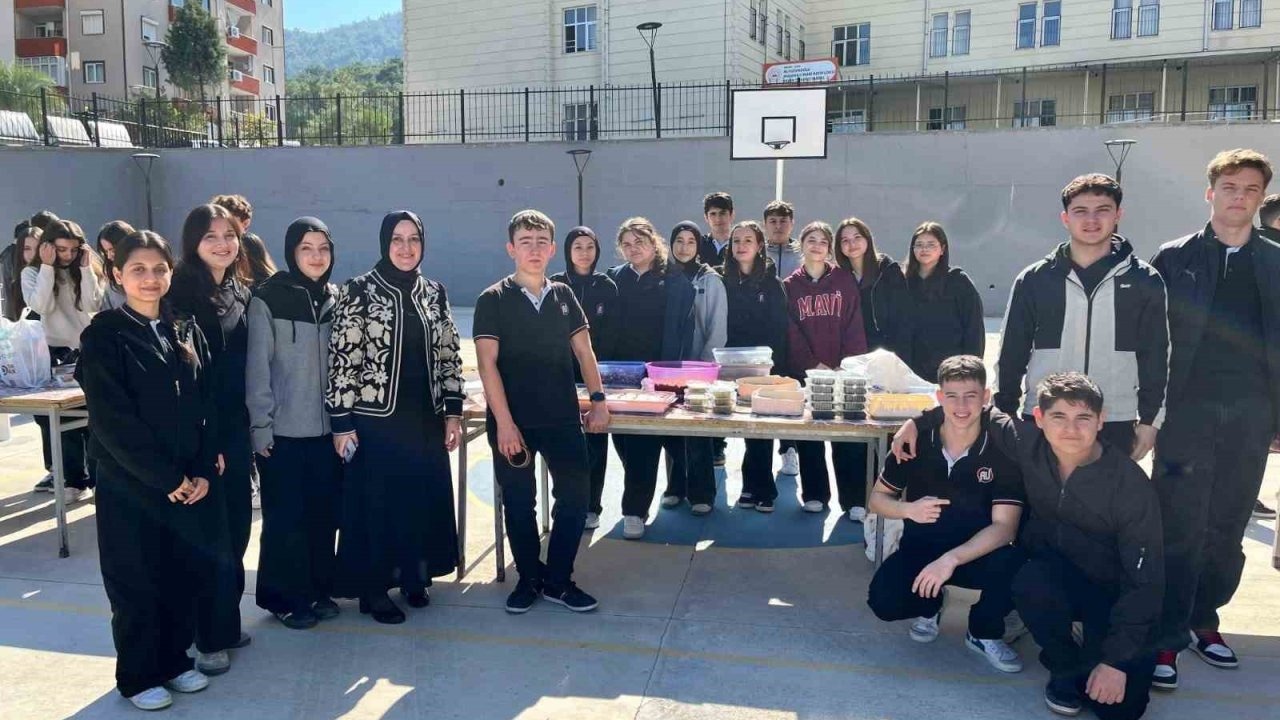 Manisa'da liseden Gazze’ye yardım