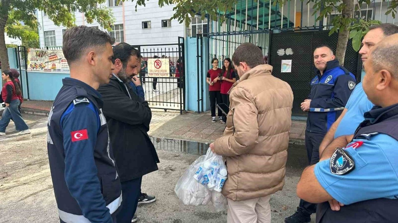 Manisa’da okul önlerinde seyyar satıcı denetimi gerçekleşti