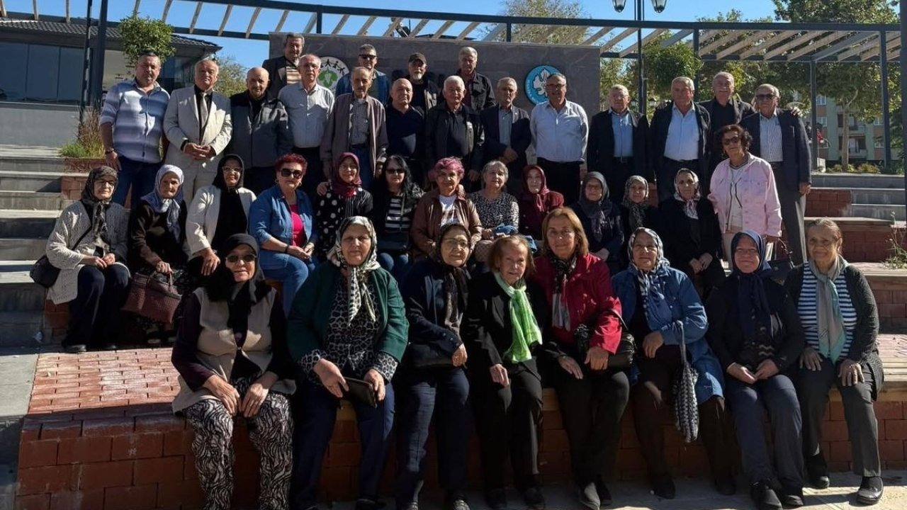 Manisa'da vefa örneği: 58 yıl sonra ilkokul öğretmenleriyle buluştular
