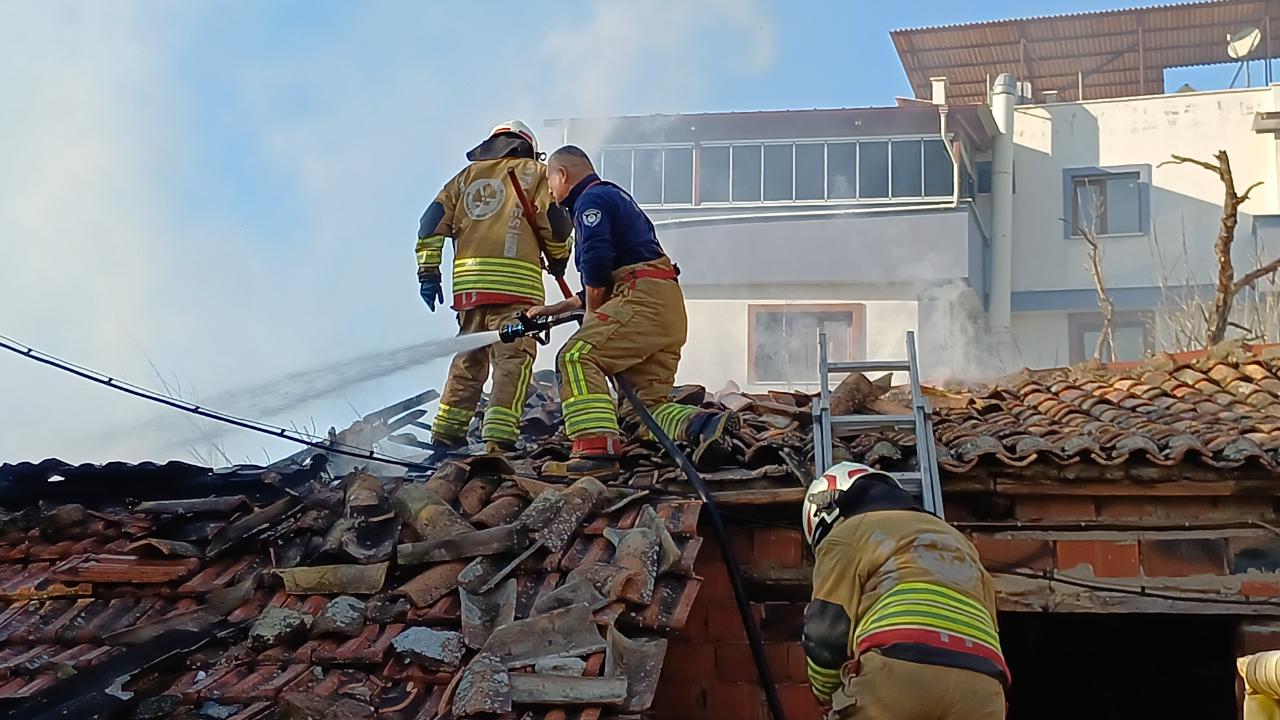 Metruk binada yangın çıktı: Kontrol altına alındı!