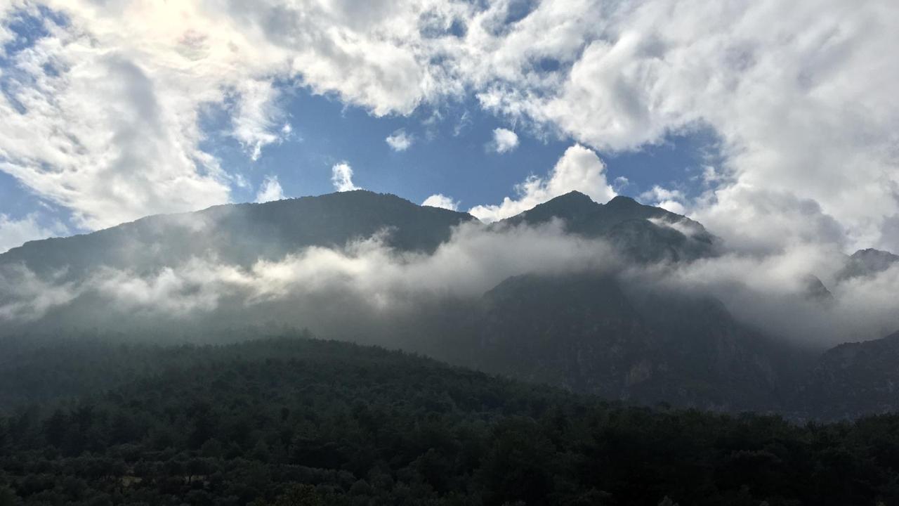 Spil Dağı Yağış Sonrası Bulutların Arasında Görsel Şölen Oluşturdu