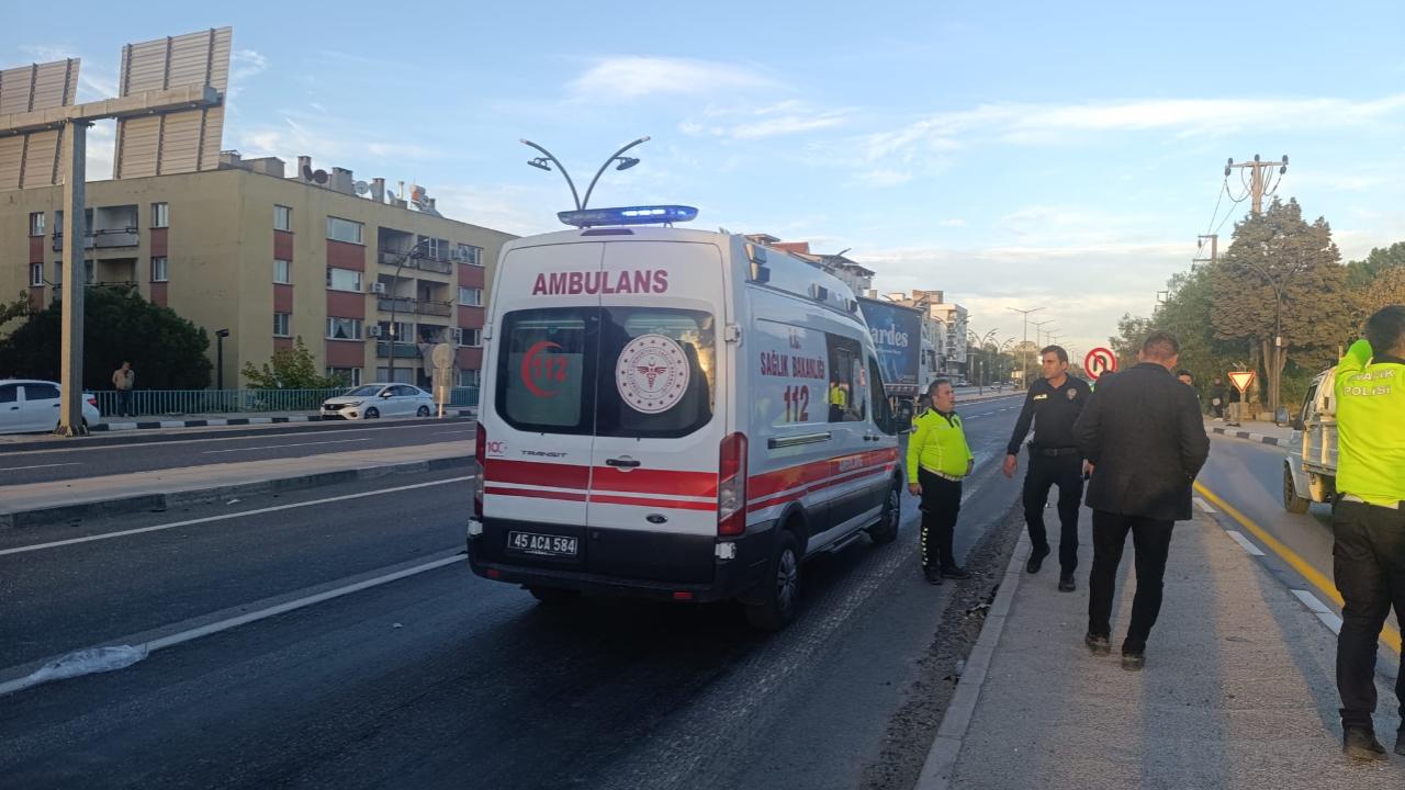 Turgutlu’da ilginç kaza! Kamyon, hafif ticari araca ve yayaya çarptı: 1 yaralı