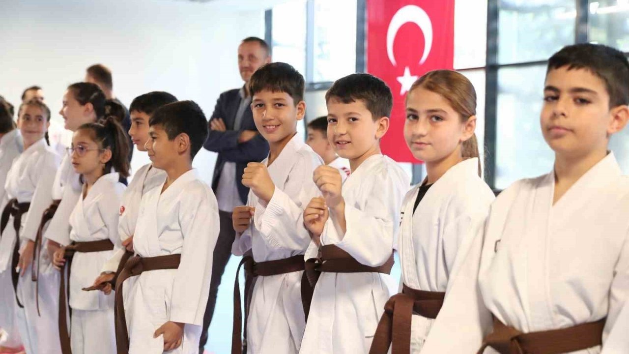 Aliağa Belediyesi Karate Kursu’nda 75 sporcu yeni kuşağına kavuştu
